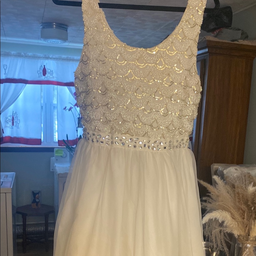 Elegant White Sleeveless Dress with Beaded Details